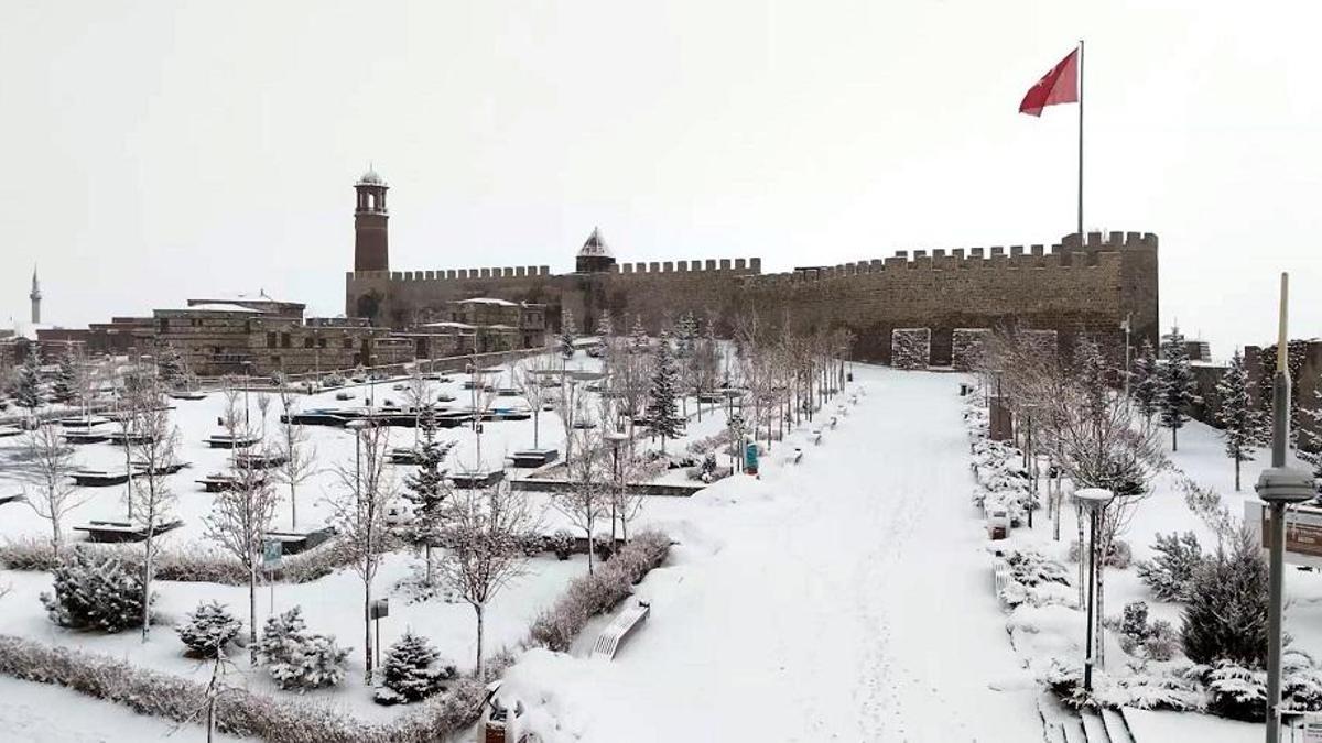 Erzurum beyaza büründü: Son 20 yılın en yoğun yağışı