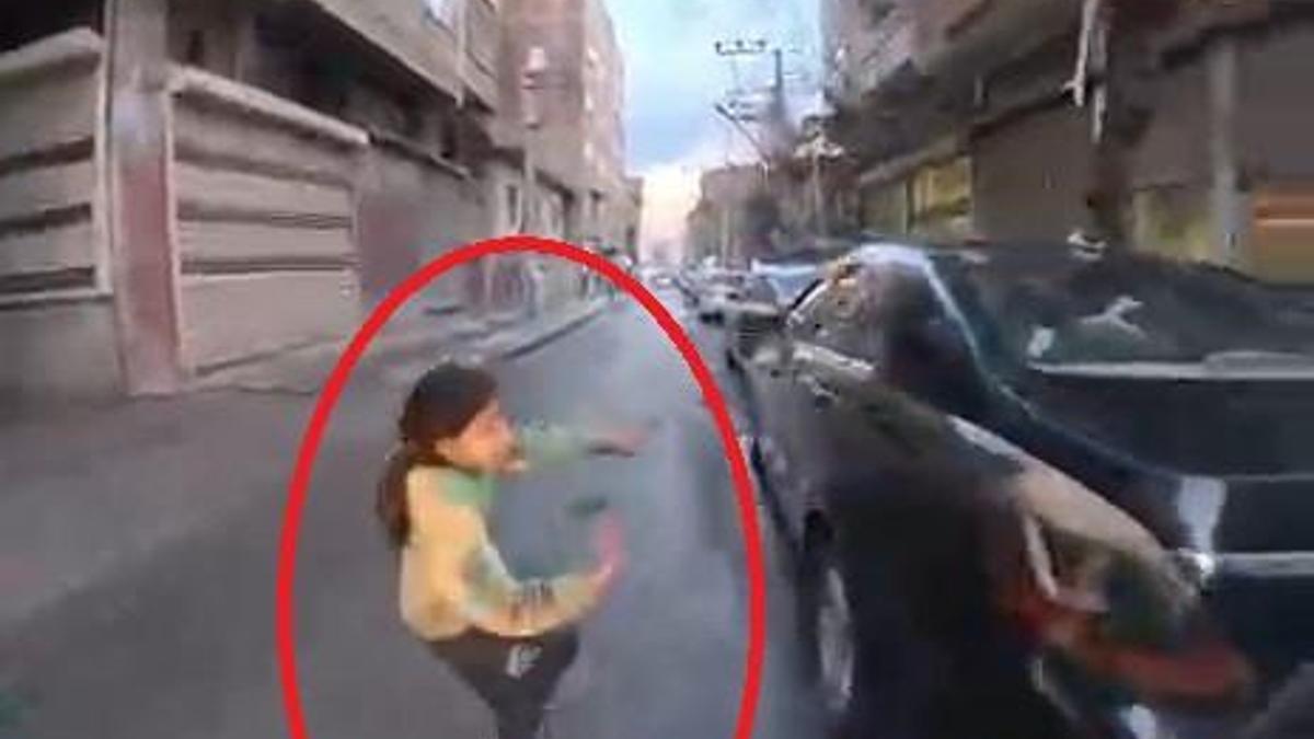 Çocuğun, motosikletin altında kalmaktan son anda kurtulduğu anlar kamerada