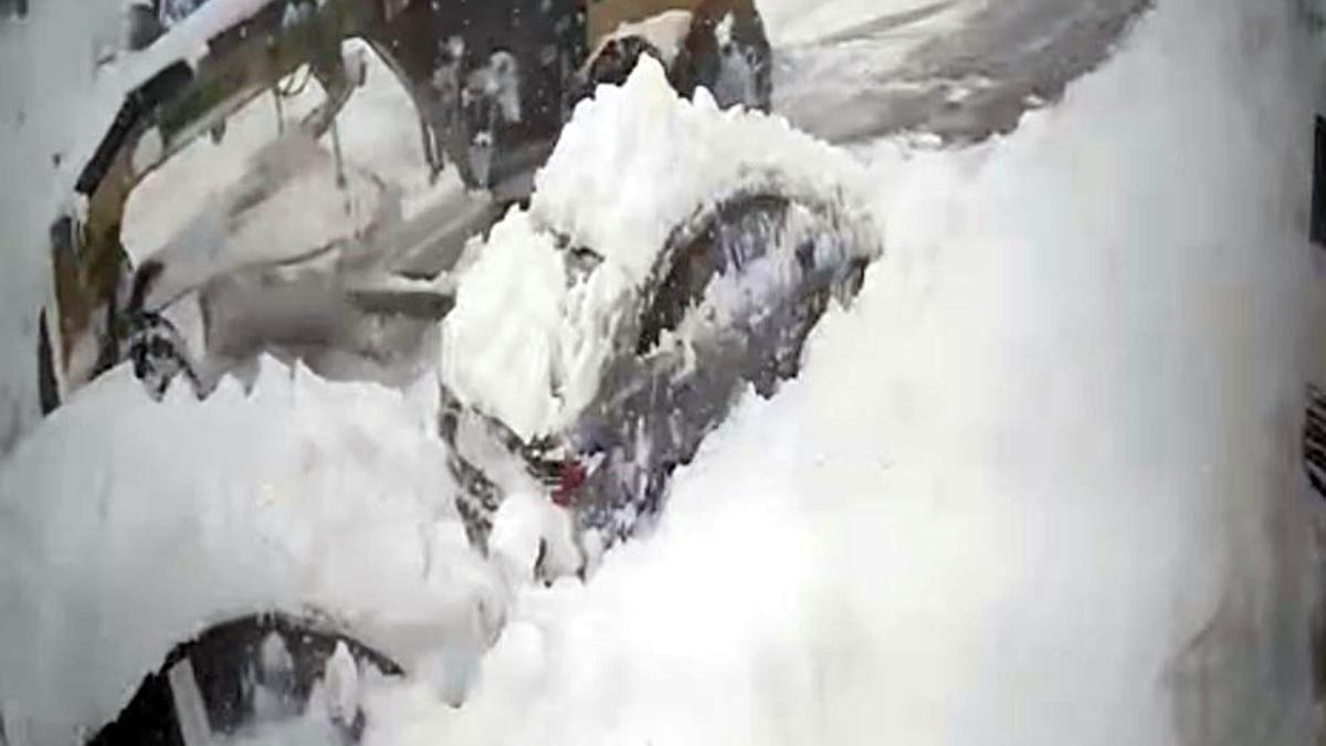 İş makinesinin yol temizliği sırasında kara gömülen otomobile çarptığı kaza kamerada