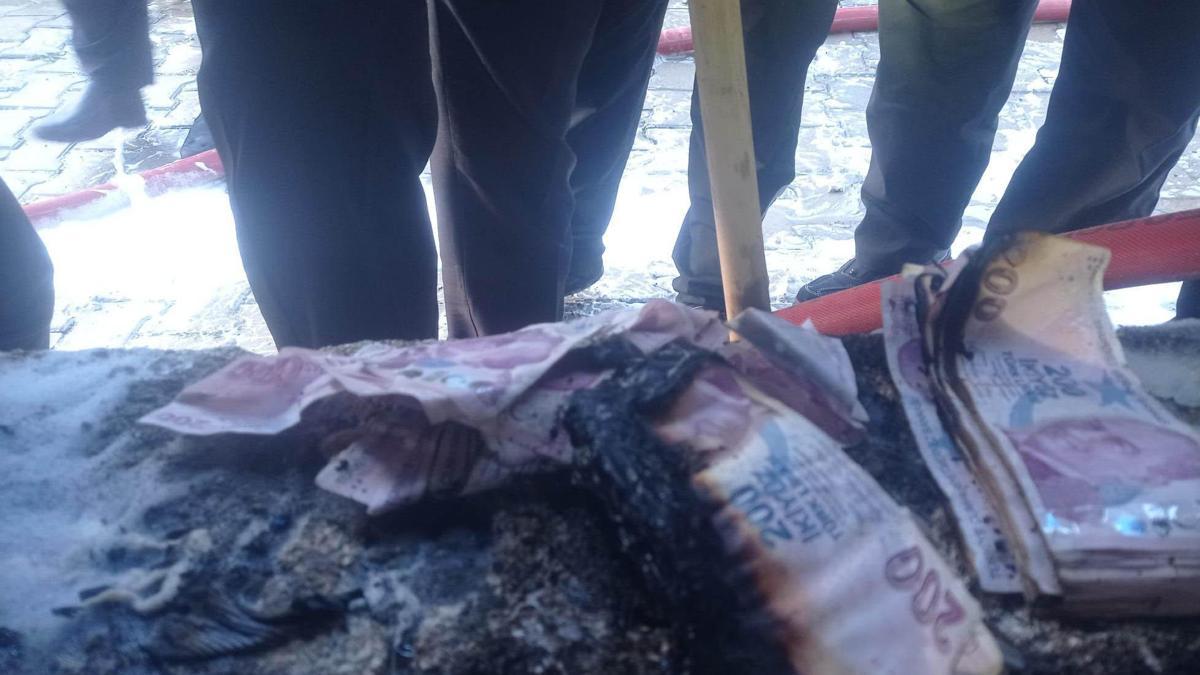 Evinde çıkan yangında 183 bin TLsi de yandı