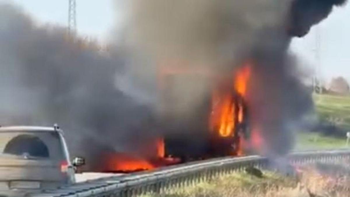 Edirnede domates yüklü TIR alev alev yandı; o anlar kamerada