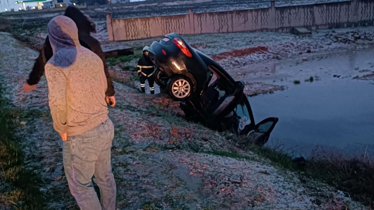 Mardin'de kayganlaşan yolda 3 araç şarampole devrildi: 9 yaralı