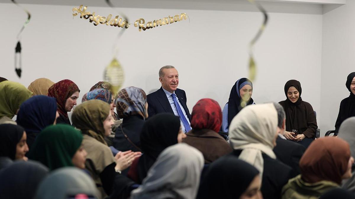 Cumhurbaşkanı Erdoğan'dan kız öğrenci yurduna ziyaret