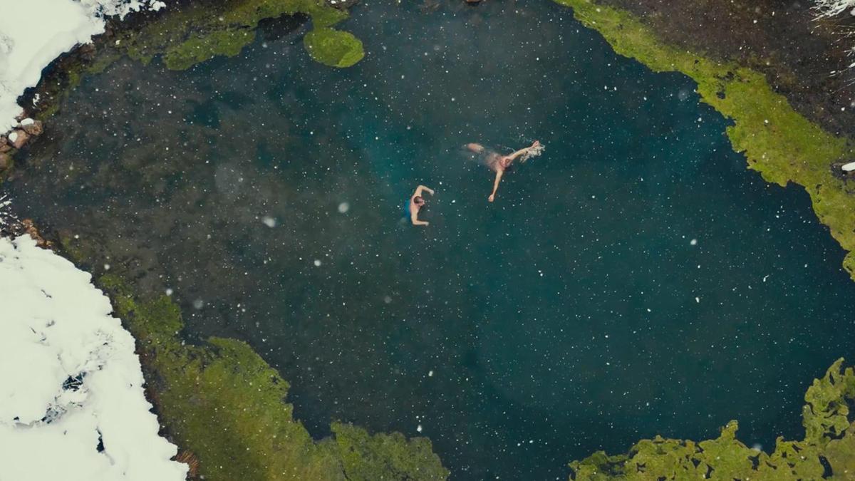 Erzincanda eksi 5 derecede mineralli gölde yüzdüler