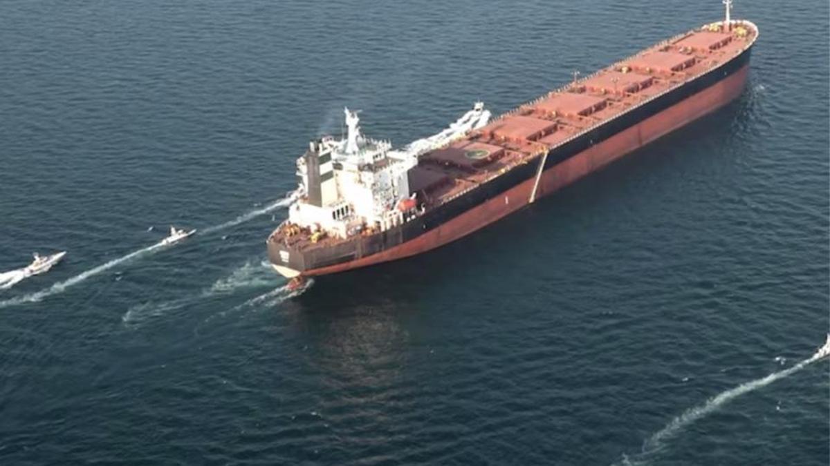 Hürmüz Boğazı'nda alevler yükseldi! İran petrol tankerini vurduğunu bildirdi