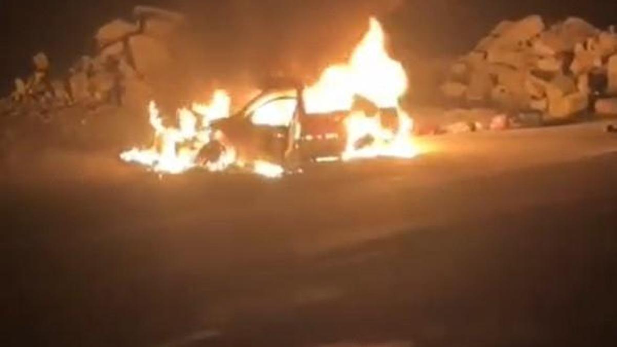 Kozan-Feke Karayolunda otomobil alev alev yandı