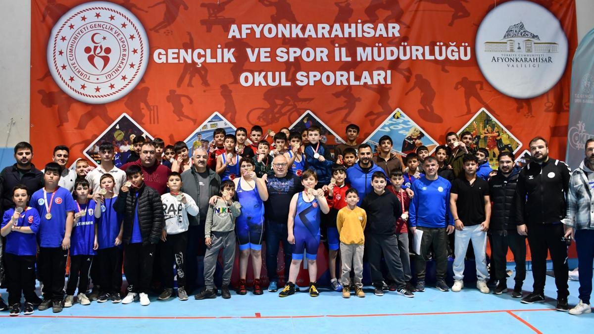 Küçükler güreş müsabakaları ilgi gördü