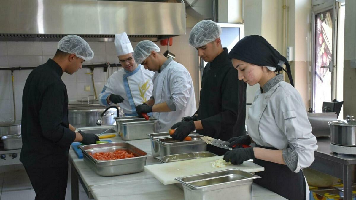 Okulun kazanı iftarda tarım işçileri için kaynadı