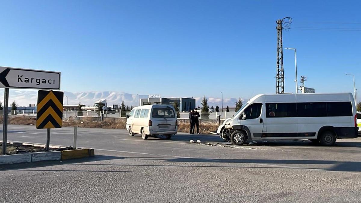 Okul servisi ile minibüs çarpıştı: 5 yaralı