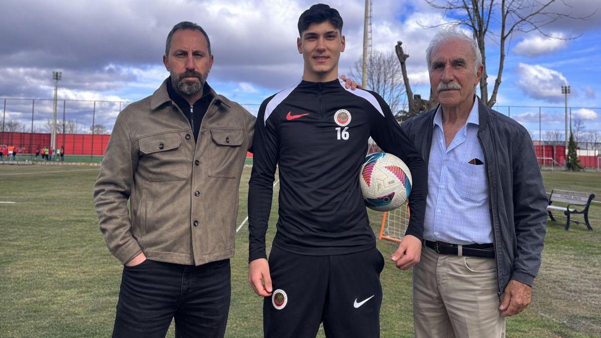 Gençlerbirliği'nin 15 yaşındaki futbolcusu Ayaz, ailesinin futbolculuk geleneğini devam ettiriyor