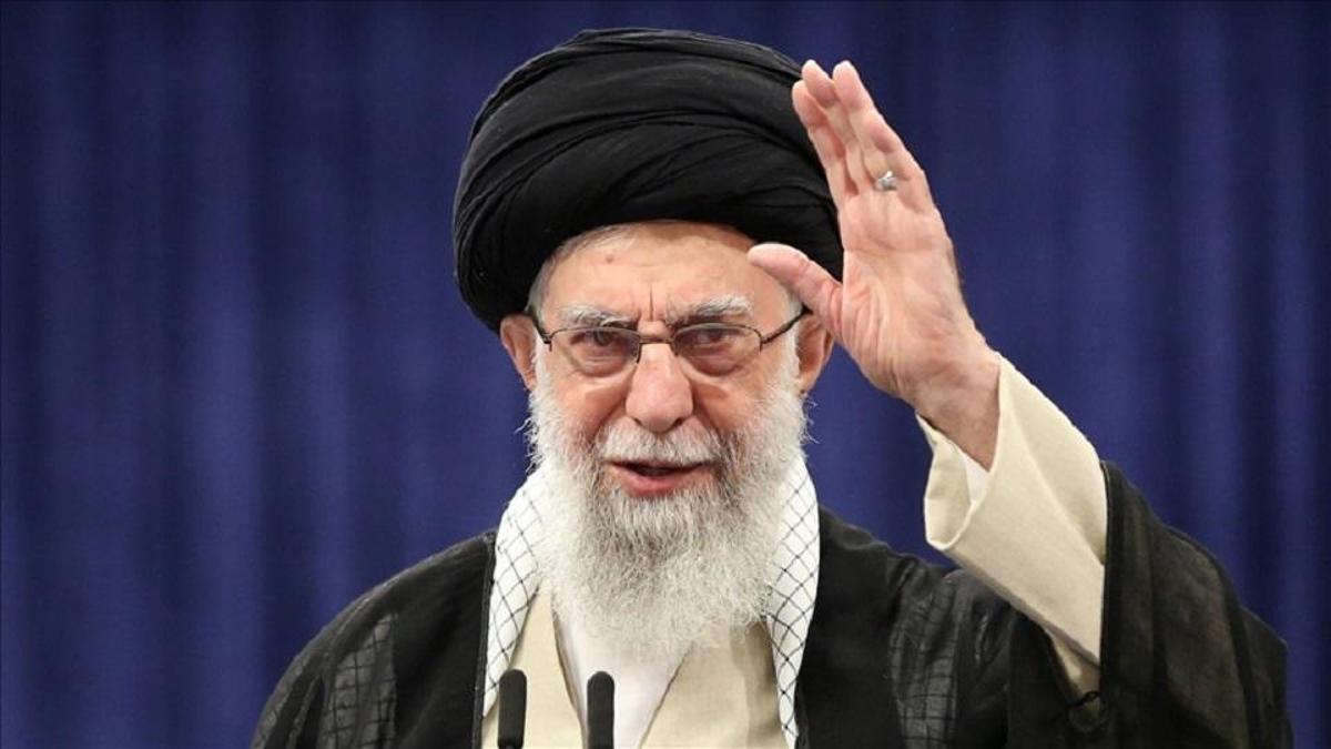 İran için neden önemliydi? İşte Hamaney'in portresi...