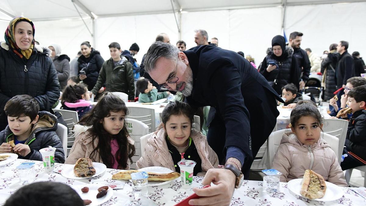 Kestelde çocuklar tekne orucunu birlikte açtı