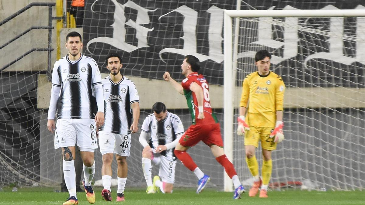 Altay evinde yıkıldı