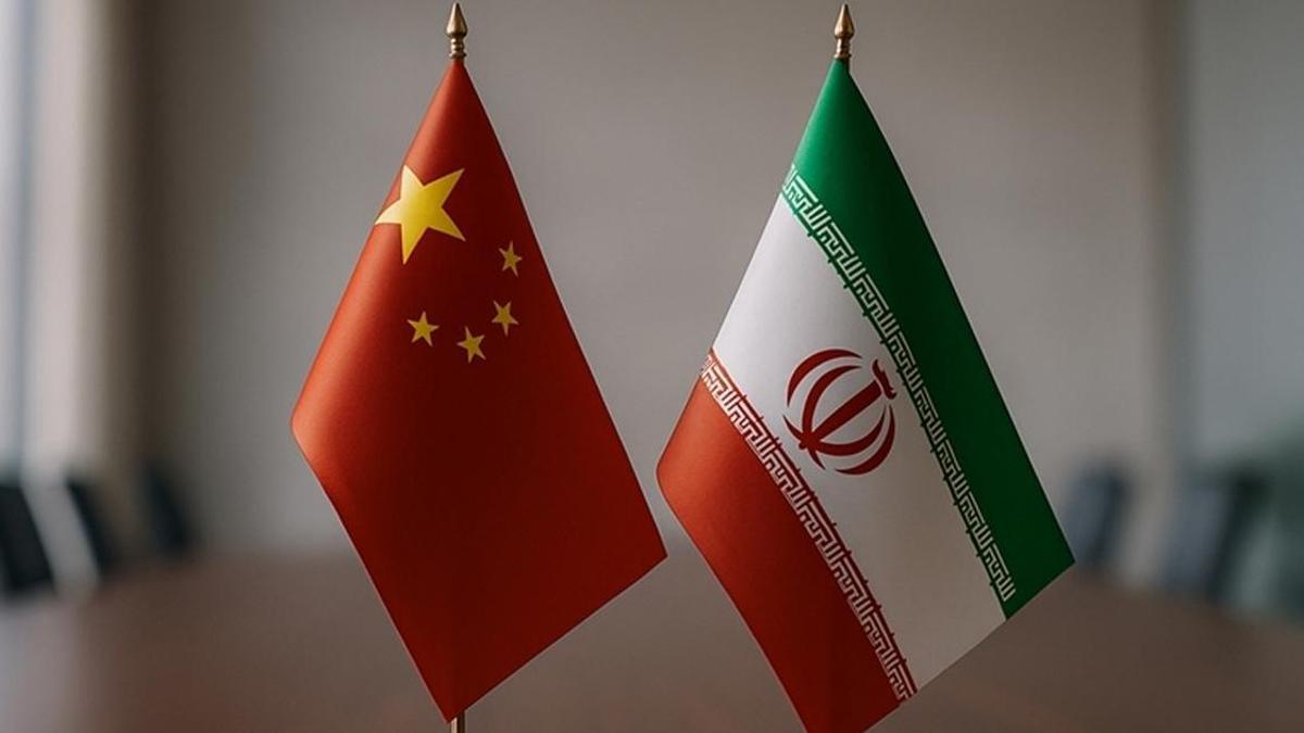 Çin Dışişleri Bakanı Wang, İranlı mevkidaşı Arakçi ile telefonda görüştü