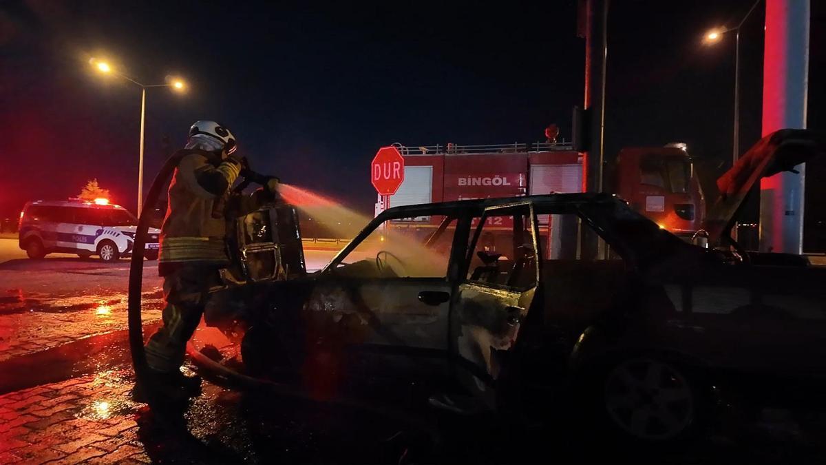 Bingölde sanayide çalıştırılmak istenen otomobil yandı