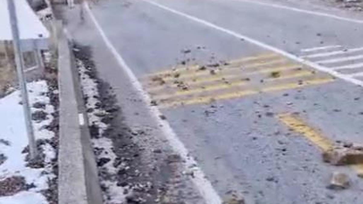 Gümüşhane- Giresun kara yolu heyelan nedeniyle ulaşıma kapandı