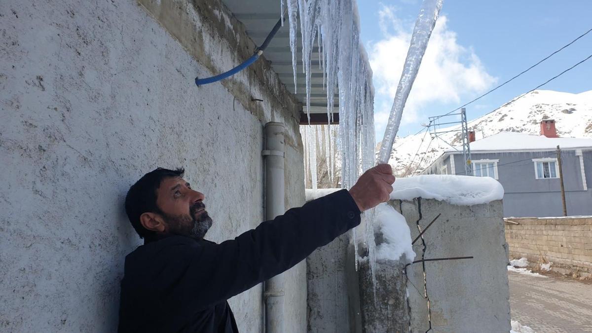 Termometreler eksi 18i gördü, binalarda 3 metrelik buz sarkıtları oluştu