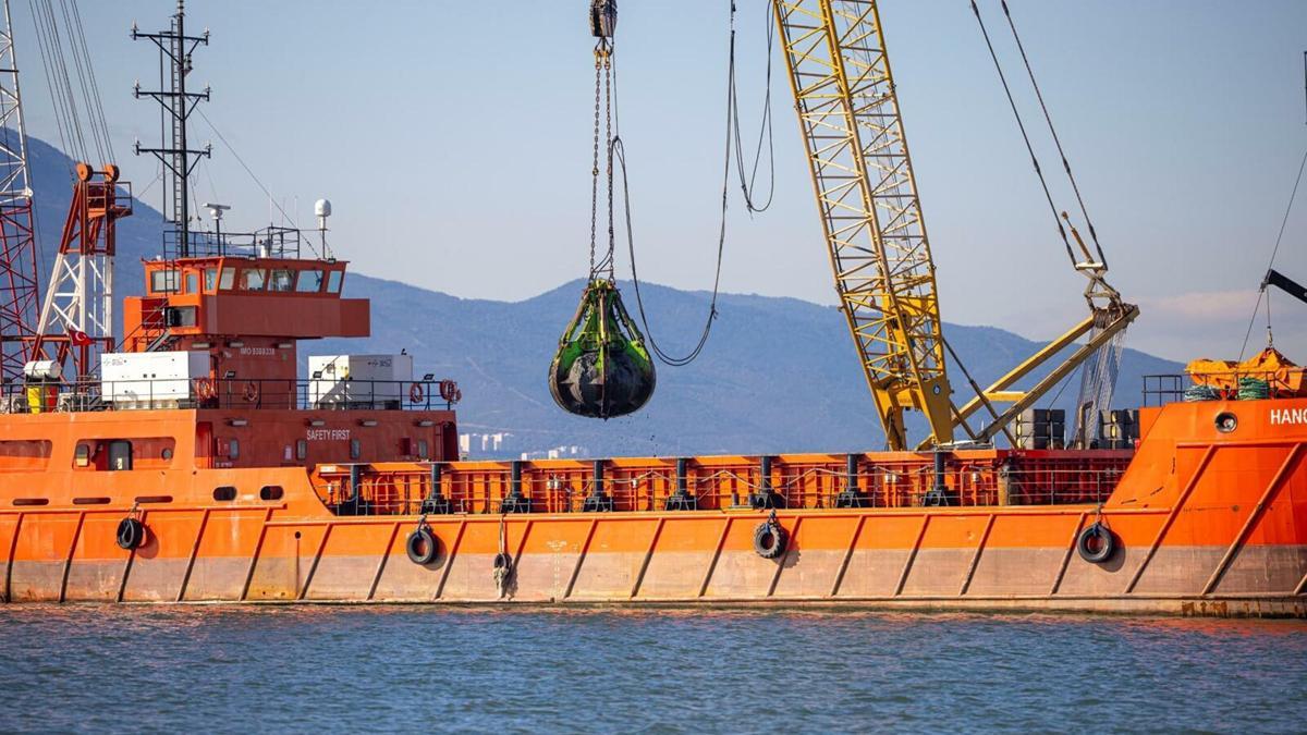 Körfez'den 1 milyon ton çamur çıkarıldı