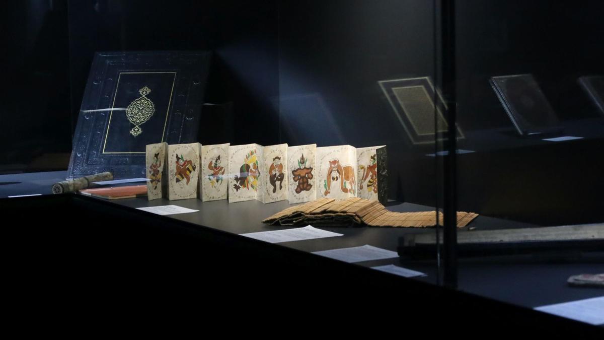 Dünyanın en küçük kitabı ve en hafif kağıdı EÜ'de sergileniyor