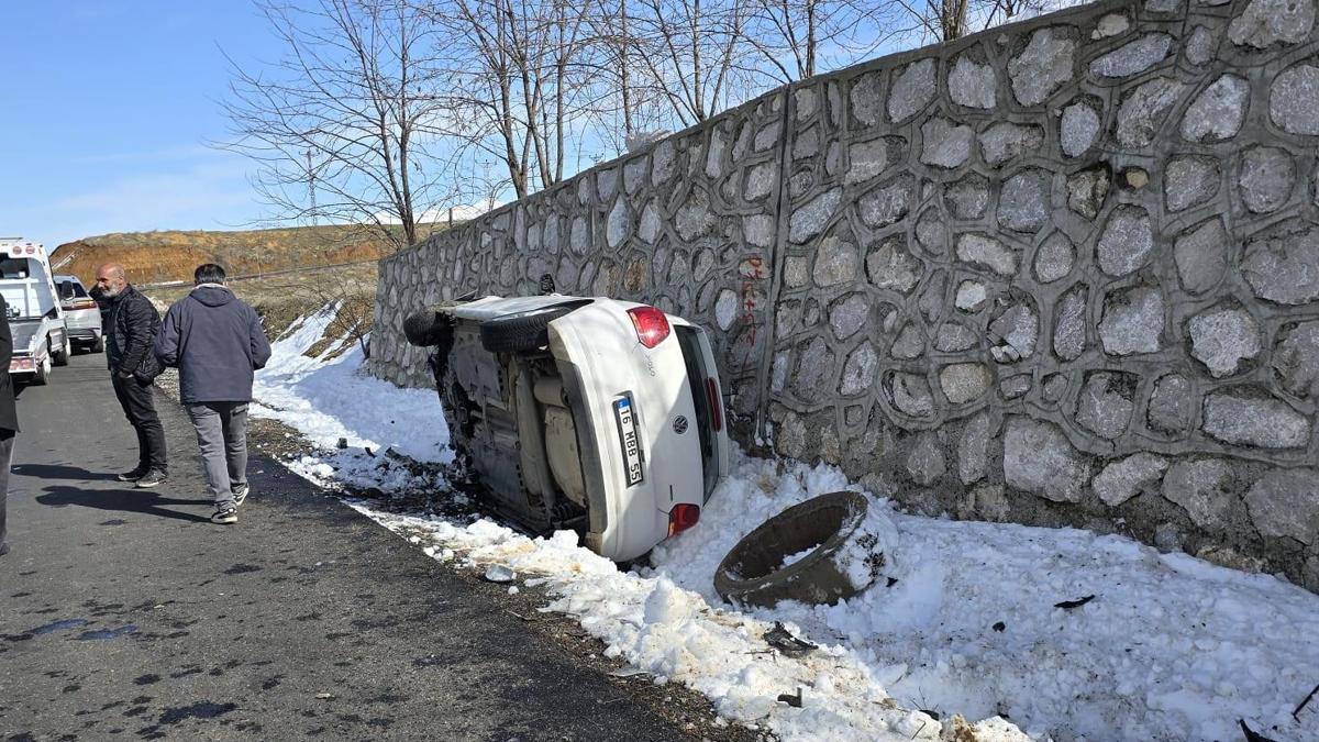 Otomobil istinat duvarına çarptı; 2'si ağır, 5 yaralı