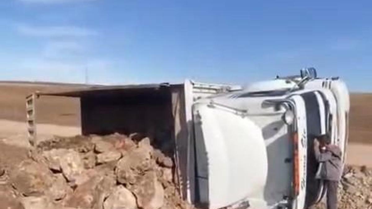 Diyarbakır'da hafriyat yüklü kamyon devrildi: 2 yaralı