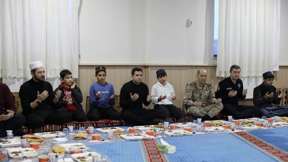 Kaymakam Güzel, hafızlık öğrencileriyle iftarda buluştu