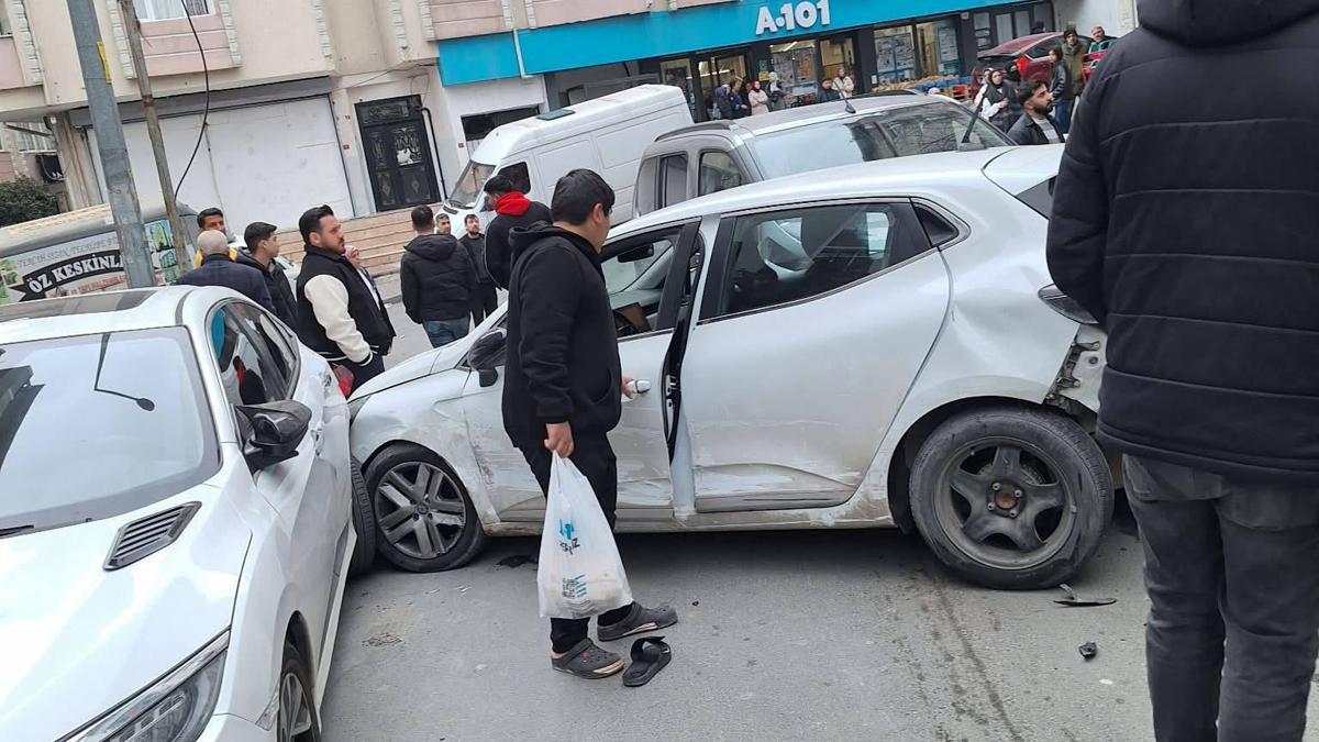 İstanbul- Sultangazi'de yol verme tartışmasında hafif ticari araç otomobile çarptı; kaza kamerada
