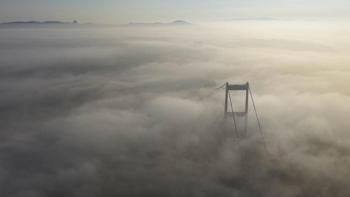İstanbul - Sis içinde kalan Fatih Sultan Mehmet Köprüsü havadan görüntülendi