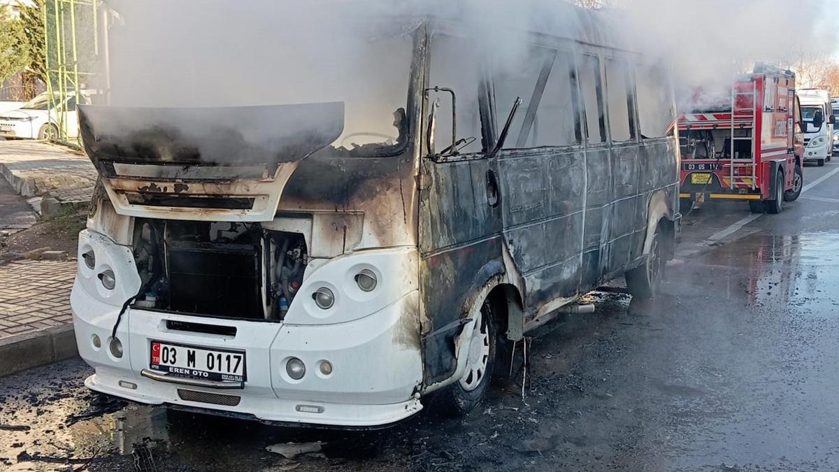Minibüs yangında kullanılamaz hale geldi