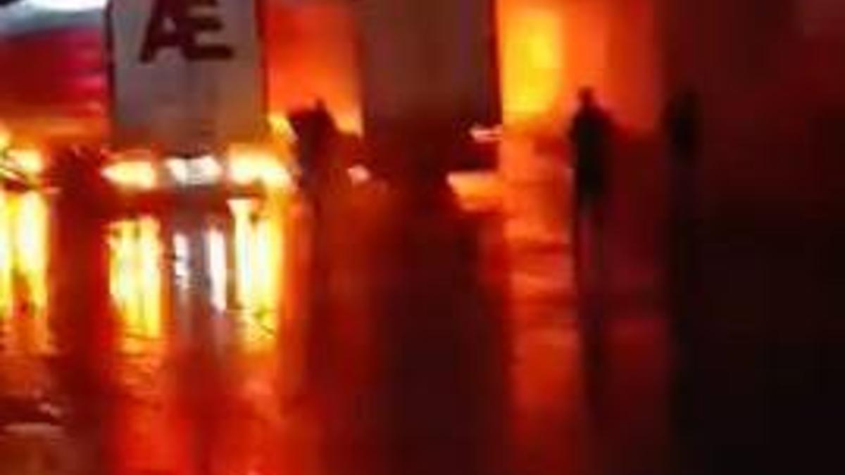 Park halindeki 2 TIR alev alev yandı