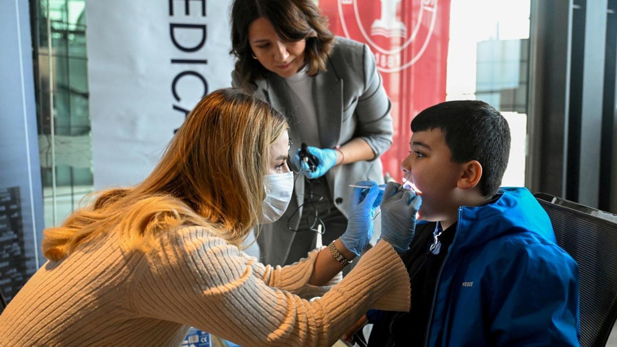 Bornova'da işitme engelli öğrencilere diş taraması ve tarih yolculuğu