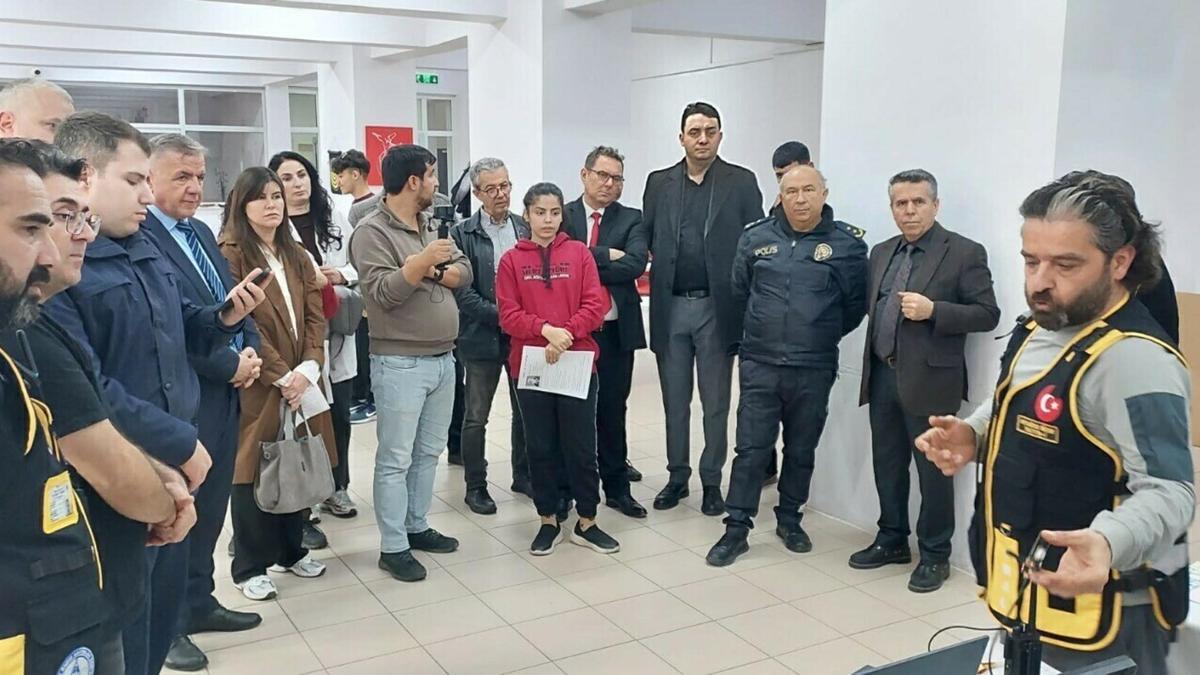 İşitme engelli öğrencilere afet eğitimi