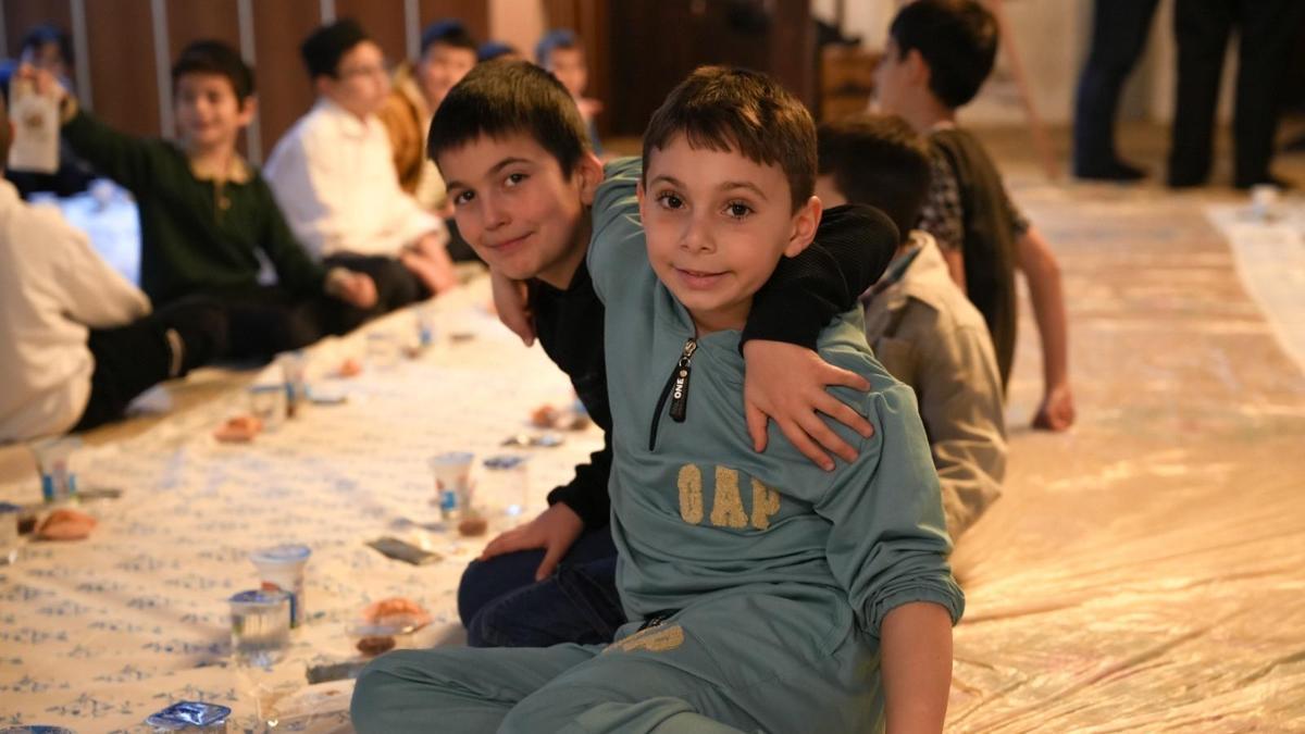 Samsunda 60 öğrenci camide iftarda buluştu