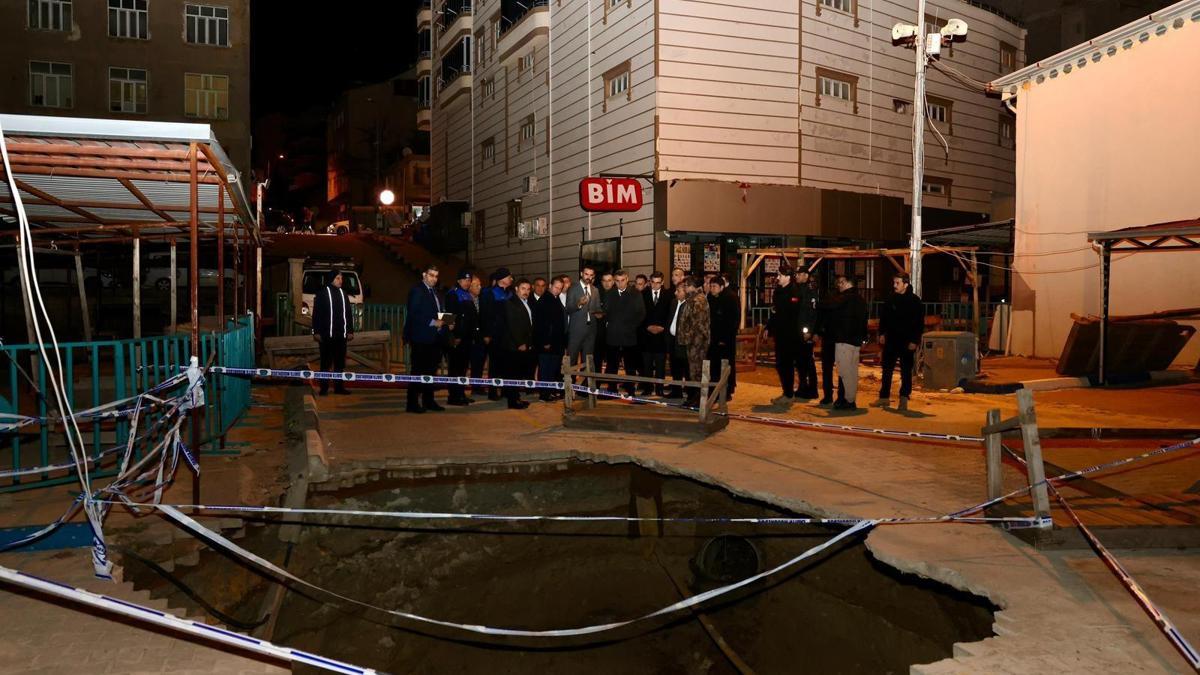 Vali Toros, göçük meydana gelen eski dere yatağında inceleme yaptı