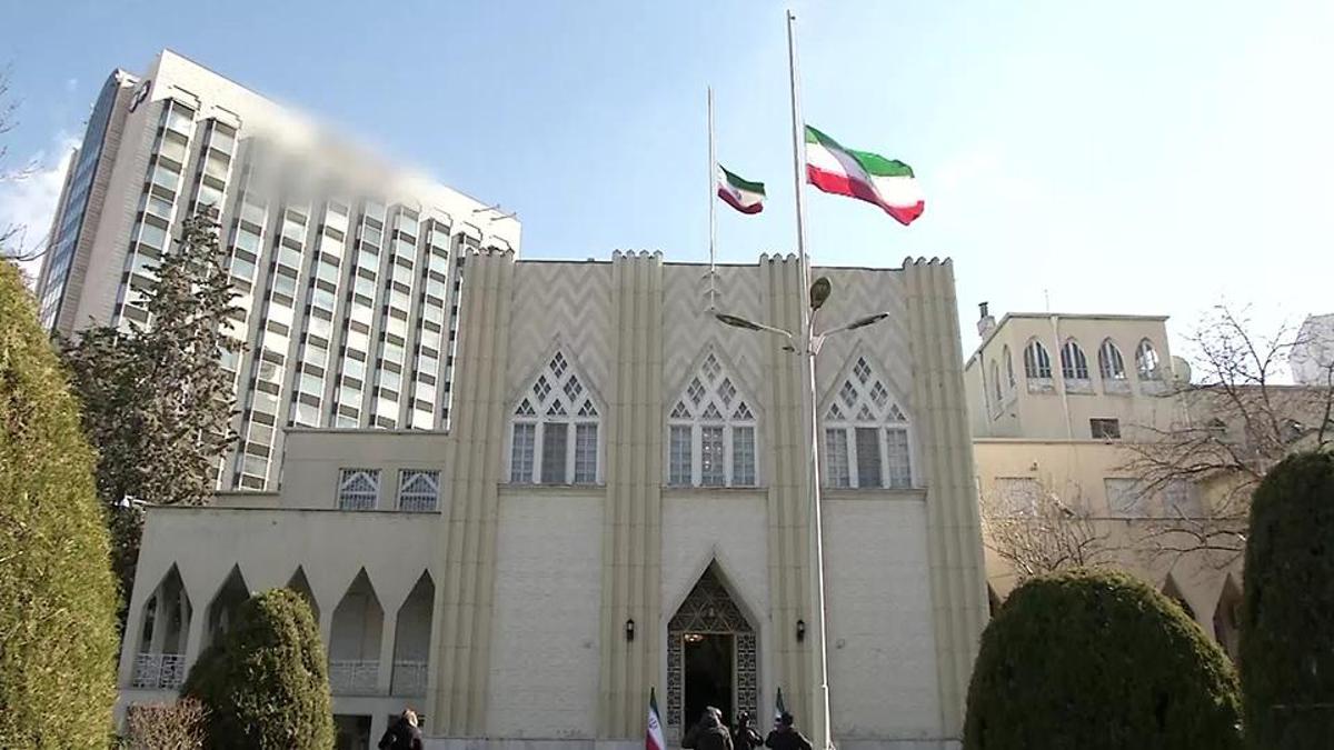 İran Büyükelçiliği’nde bayraklar yarıya indi, taziye defteri açıldı