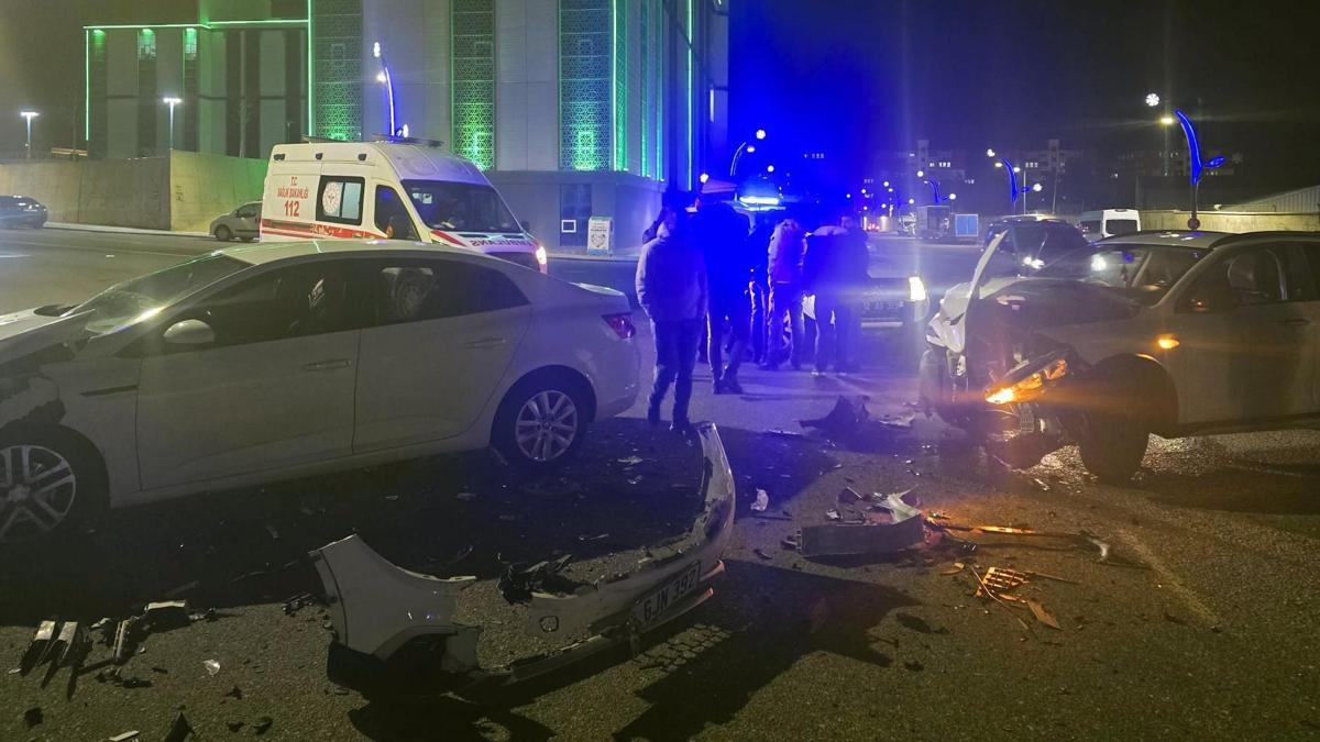 Bingölde otomobiller çarpıştı: 4 yaralı