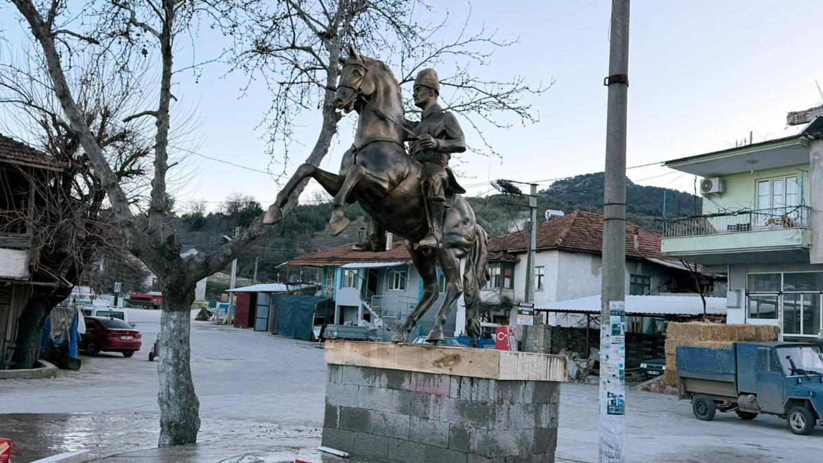 Köy meydanına Atatürk heykeli dikildi