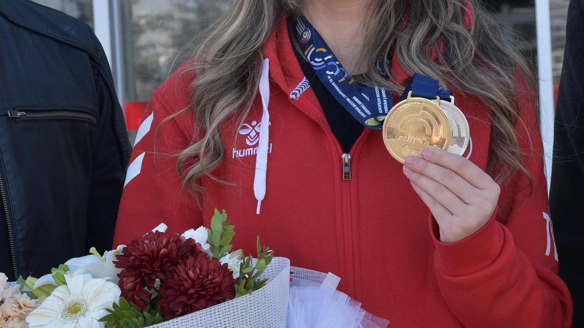 Avrupa şampiyonu olan atıcı Damla Köse, Erzurumda çiçeklerle karşılandı