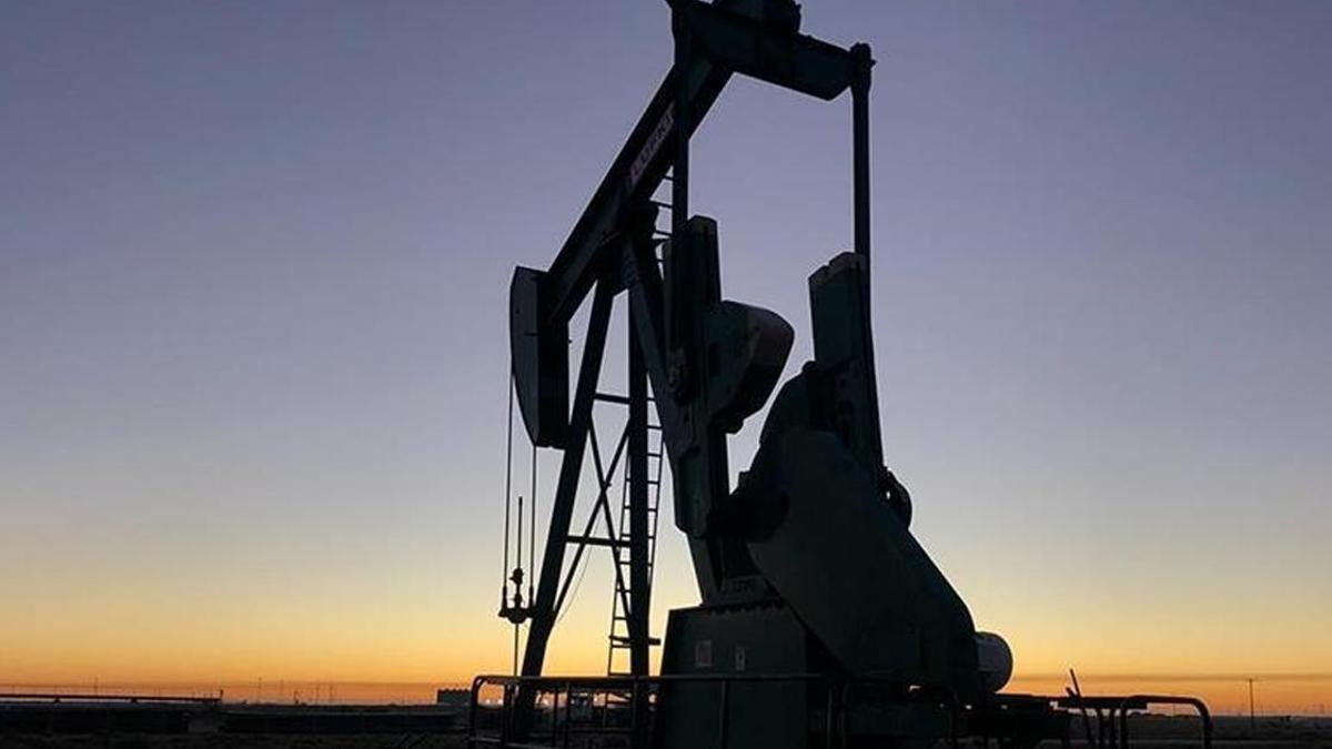 Brent petrolün varili vadeli piyasalarda 85 doları aştı