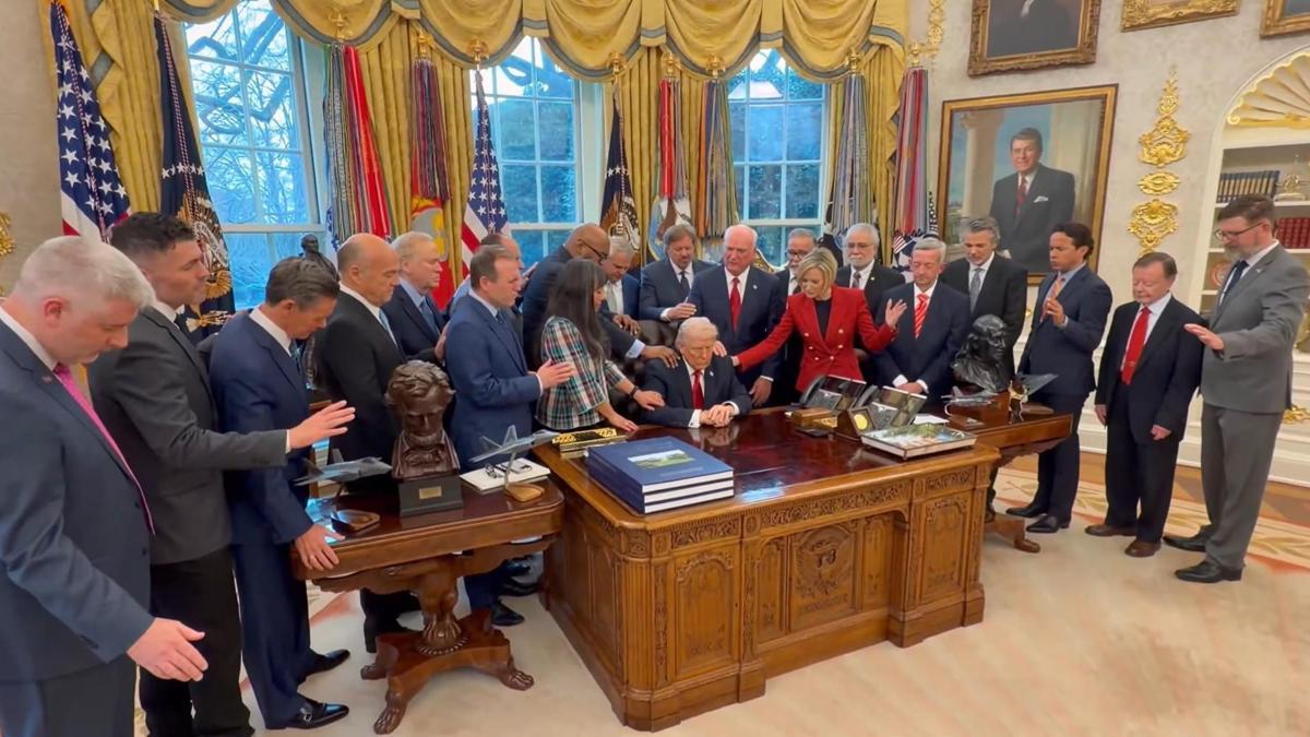 Beyaz Saray'da ilginç görüntü! Trump için toplanıp dua ettiler