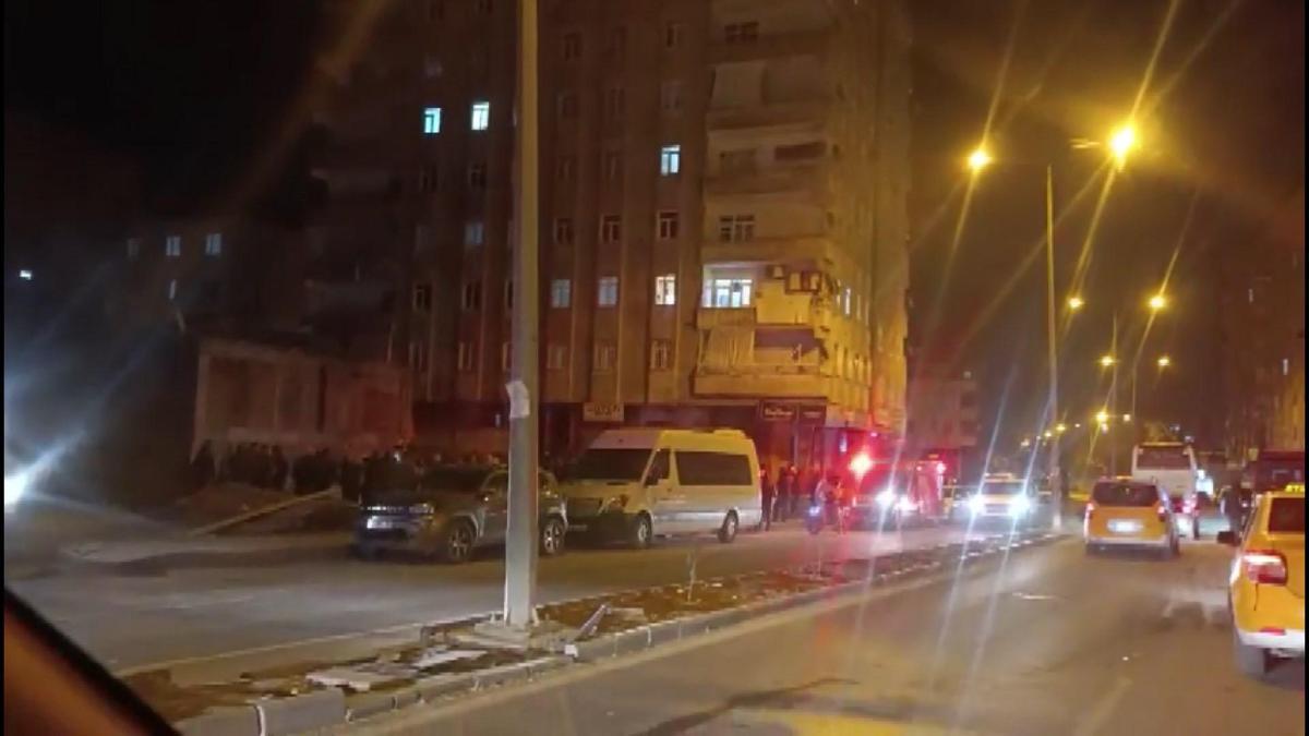 Zeminde kayma olduğu iddiasıyla 8 katlı bina tahliye edildi