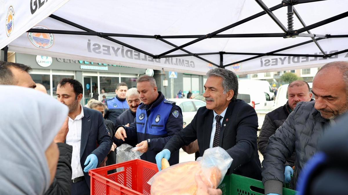 Gemlikte vatandaşlara pide ikramı