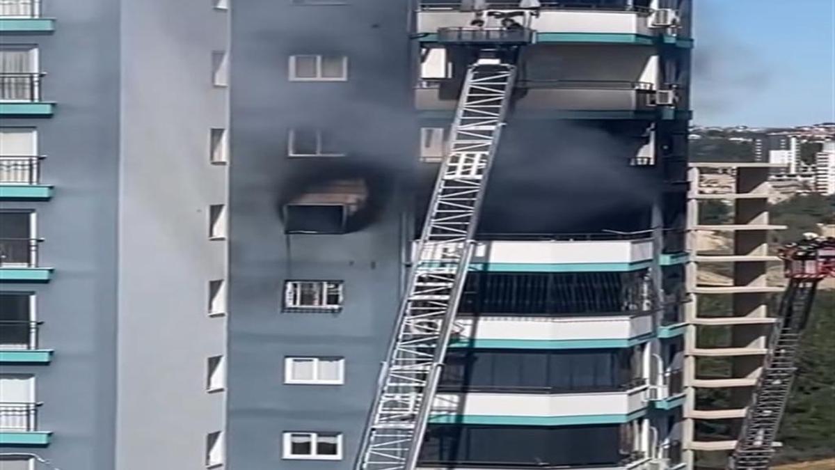 Baba ile bebeğinin kurtarıldığı yangını, komşuları çıkarmış