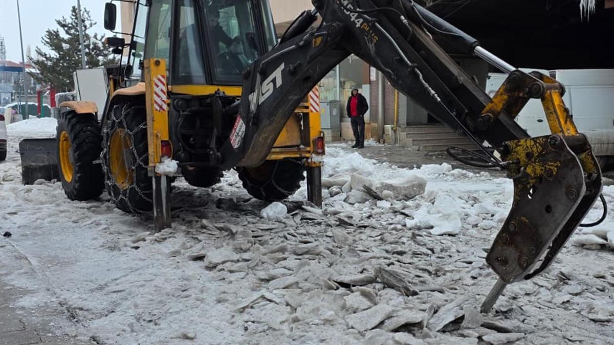 Yollardaki 20 santimlik buz tabakasını iş makinesinin hidrolik kırıcısıyla kırdılar