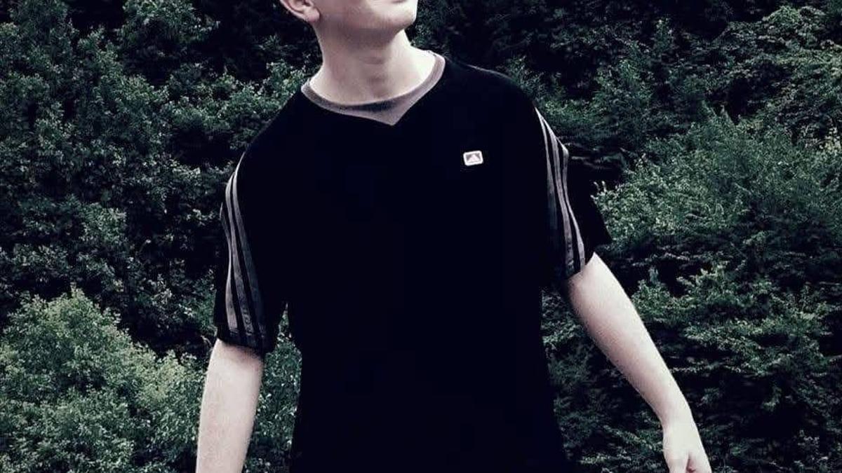 Minibüs, trafik levhası direğine çarptı; sürücü öldü, babası yaralandı