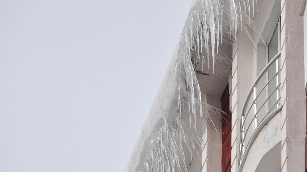 Karsta çatılardaki buz sarkıtları tehlike oluşturuyor