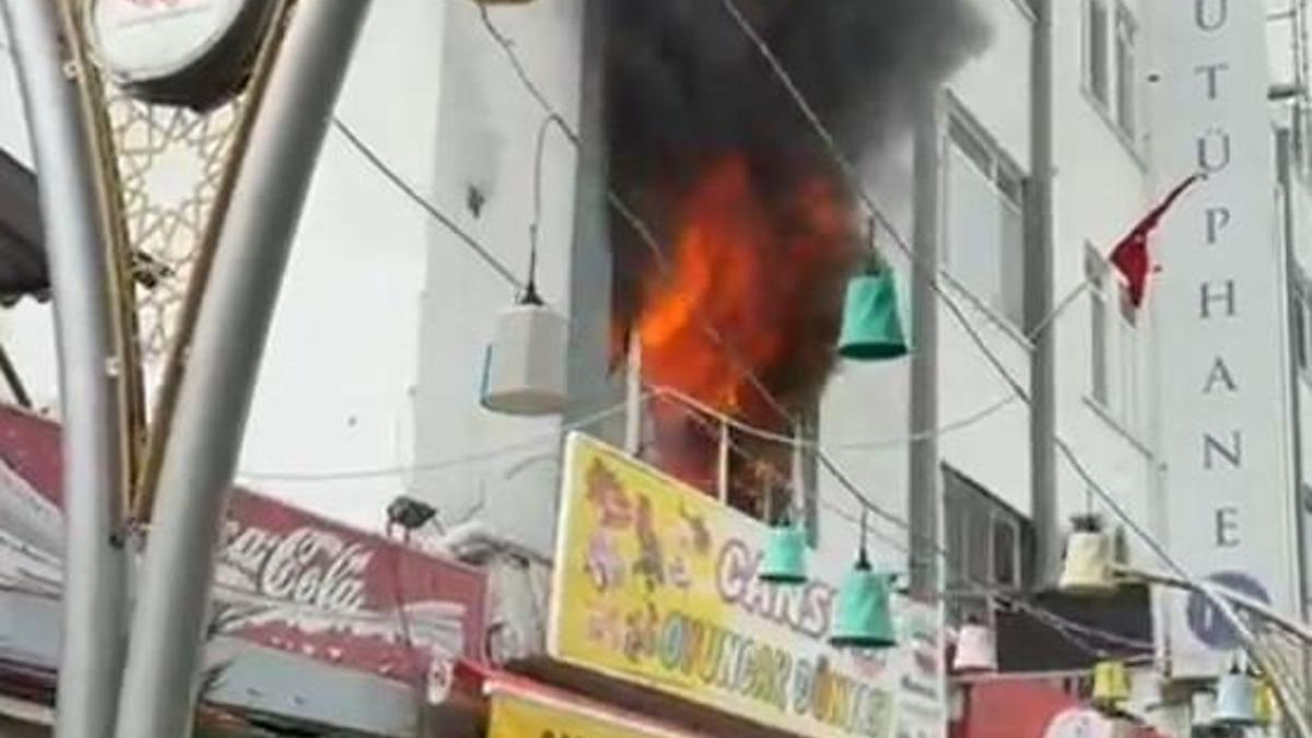 Oyuncak dükkanının deposu yandı