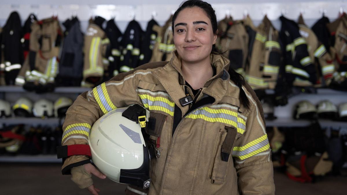 Diyarbakırın kadın itfaiyecilerinden Helin: Yapamayacağımı düşünenler şimdi gurur duyuyor