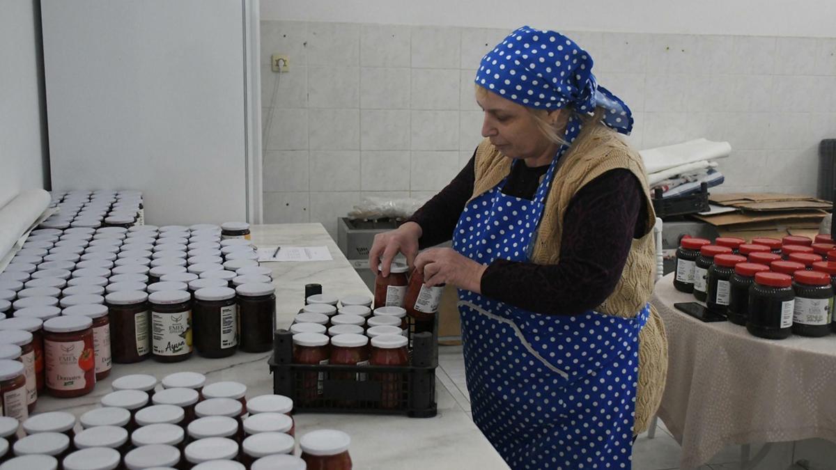Kuşadalı kadınların el emeği Ada Market raflarında değerleniyor