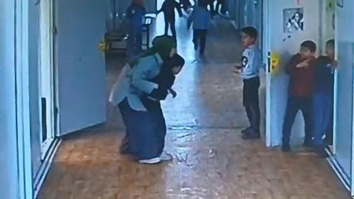 Soluk borusuna yiyecek kaçan öğrenciyi, öğretmeni Heimlich manevrasıyla kurtardı